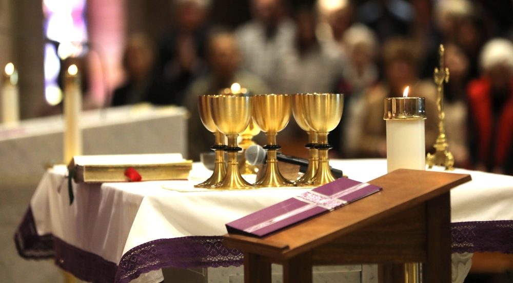 Cáliz para la comunión de los fieles sobre el altar durante la Misa en la iglesia del Sagrado Corazón en Prescott, Arizona, el 10 de diciembre de 2023. (OSV News /Bob Roller)