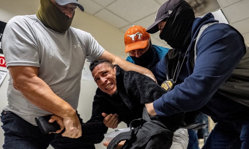 Oficiales del Servicio de Inmigración y del Control de Aduanas de Estados Unidos detienen a un migrante cuando sale de una audiencia durante una detención selectiva en un tribunal de inmigración estadounidense en el distrito de Manhattan de la ciudad de Nueva York, el 27 de octubre de 2025. (OSV News/David “Dee” Delgado, Reuters)