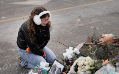 Una joven llora ante el tributo en conmemoración de Alex Pretti en el sitio donde fue asesinado por agentes federales tratando de detenerlo el 24 de enero. El Arzobispo Bernard A. Hebda de St. Paul y Minneapolis, junto a otros líderes de la Iglesia, han llamado a la paz ante crecientes tensiones. (OSV/Tim Evans, Reuters)