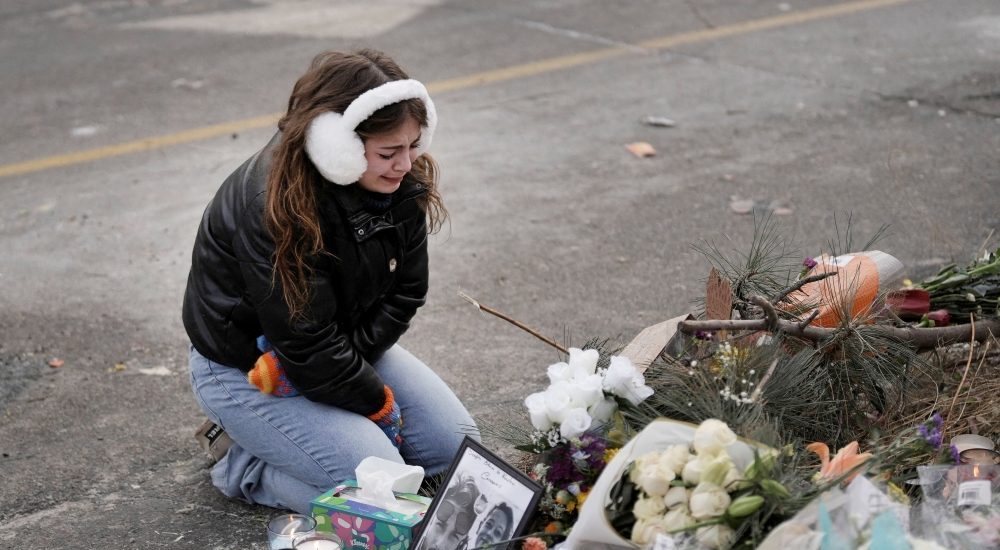 Una joven llora ante el tributo en conmemoración de Alex Pretti en el sitio donde fue asesinado por agentes federales tratando de detenerlo el 24 de enero. El Arzobispo Bernard A. Hebda de St. Paul y Minneapolis, junto a otros líderes de la Iglesia, han llamado a la paz ante crecientes tensiones. (OSV/Tim Evans, Reuters)