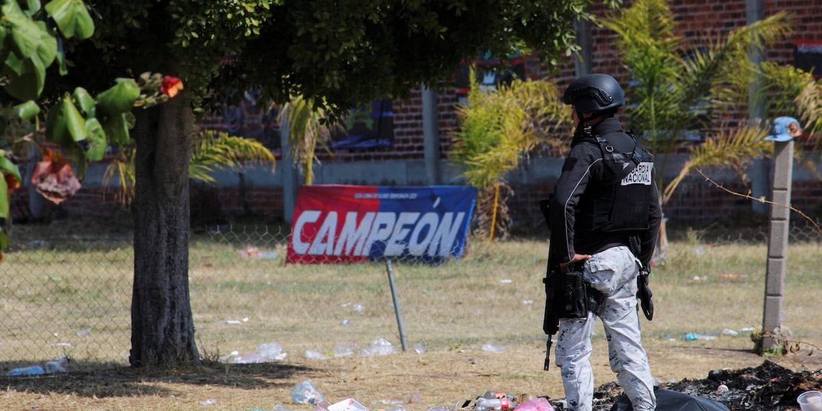 Un miembro de la Guardia Nacional examina la escena después de una masacre en una cancha de fútbol en la municipalidad de Salamanca, México, el 26 de enero del 2026. Hombres armados descendieron de dos vehículos y dispararon a espectadores y jugadores de fútbol durante un juego amistoso el 25 de enero en la comunidad de Loma de Flores, según oficiales locales. (OSV News/Juan Moreno, Reuters)