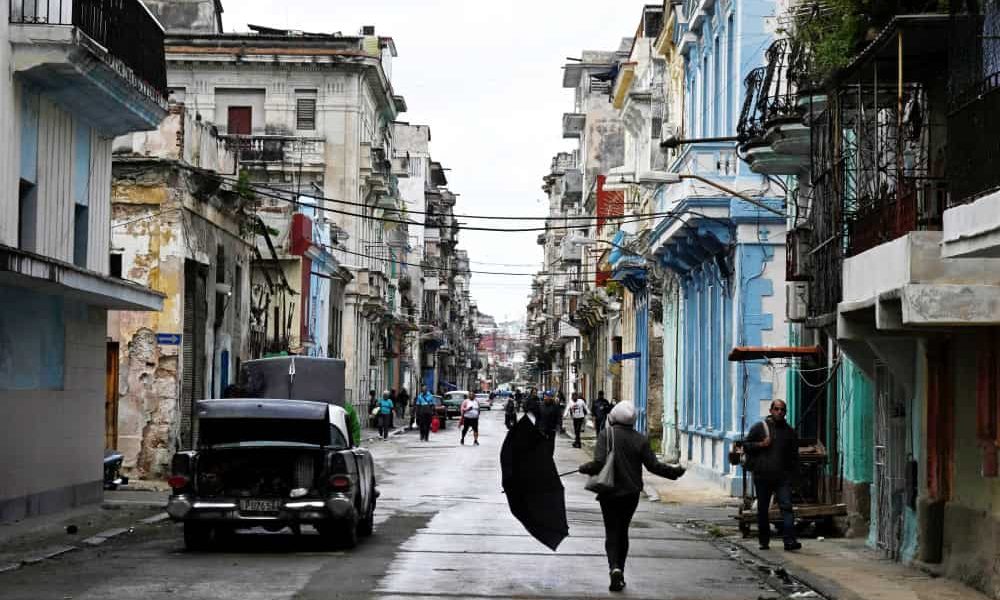 Gente camina en La Habana, mientras cubanos de todos los ámbitos sociales se refugian en modo de supervivencia, lidiando con apagones aparentemente interminables y precios disparados de los alimentos, el combustible y el transporte, a medida que Estados Unidos aumenta la presión sobre la nación comunista, en La Habana, Cuba, el 26 de enero de 2026. (Foto OSV/Norlys Pérez, Reuters)