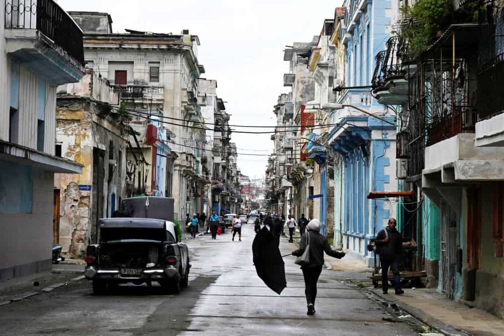Gente camina en La Habana, mientras cubanos de todos los ámbitos sociales se refugian en modo de supervivencia, lidiando con apagones aparentemente interminables y precios disparados de los alimentos, el combustible y el transporte, a medida que Estados Unidos aumenta la presión sobre la nación comunista, en La Habana, Cuba, el 26 de enero de 2026. (Foto OSV/Norlys Pérez, Reuters)