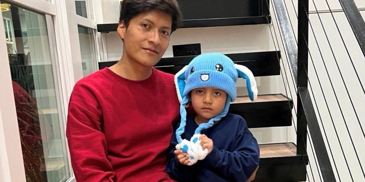 Liam Conejo Ramos, a la derecha, y su padre, Adrián Alexander Conejo Arias, que fueron detenidos por agentes de inmigración en Minnesota y luego trasladados a un centro de detención en Texas, sentados en las escaleras de su casa después de que un juez ordenara su liberación, en Columbia Heights, Minnesota, en esta foto obtenida de las redes sociales el 1 de febrero de 2026. (OSV News/Joaquín Castro vía BlueSky, vía Reuters)