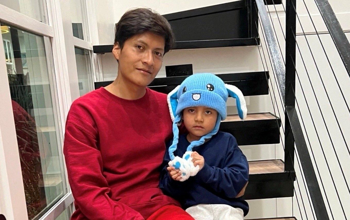 Liam Conejo Ramos, a la derecha, y su padre, Adrián Alexander Conejo Arias, que fueron detenidos por agentes de inmigración en Minnesota y luego trasladados a un centro de detención en Texas, sentados en las escaleras de su casa después de que un juez ordenara su liberación, en Columbia Heights, Minnesota, en esta foto obtenida de las redes sociales el 1 de febrero de 2026. (OSV News/Joaquín Castro vía BlueSky, vía Reuters)