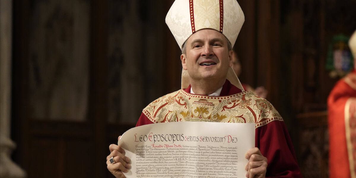 El Arzobispo Ronald A. Hicks sostiene el mandato apostólico del Papa León XIV que lo nombra nuevo arzobispo de Nueva York durante su misa de toma de posesión en la catedral de San Patricio de Nueva York, el 6 de febrero de 2026. (OSV News/Gregory A. Shemitz)