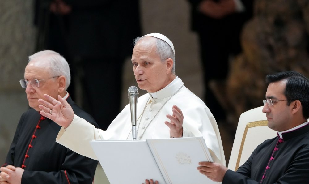 El Papa León XIV da la bendición a los visitantes durante su audiencia general en la Sala de Audiencias Pablo VI del Vaticano, el 11 de febrero de 2024. (CNS/Lola Gómez)