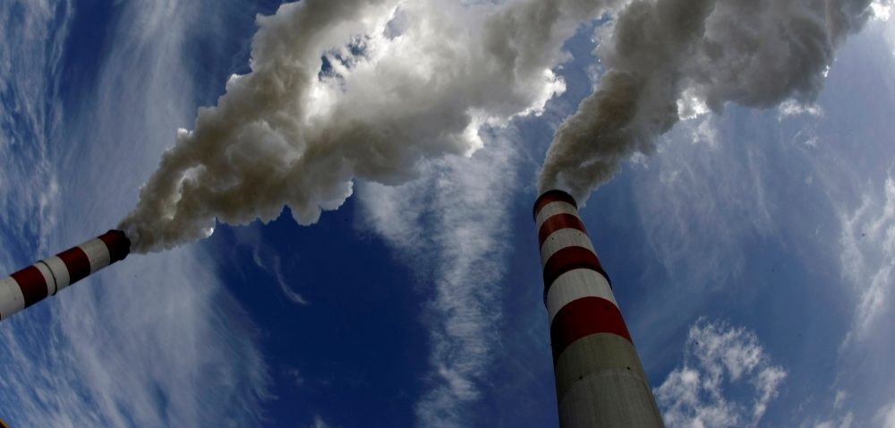 Una foto de archivo muestra el humo que sale de las chimeneas de la central eléctrica de Belchatow, en Belchatow, Polonia, la mayor central térmica de carbón de Europa. (OSV News/Peter Andrews, Reuters)