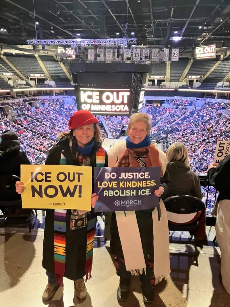 Jean Walsh, izq., y su amiga Renata Eustis se sumaron a unos 50.000 manifestantes reunidos en el Target Center en Minneapolis para protestar la presencia de agencias de migración en la ciudad. (Cortesía de Jean Walsh/EE. UU. )