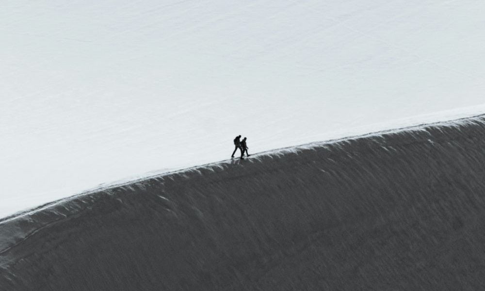 Dos personas en la cima de una montaña (Mathis Belloncle/Unsplash).