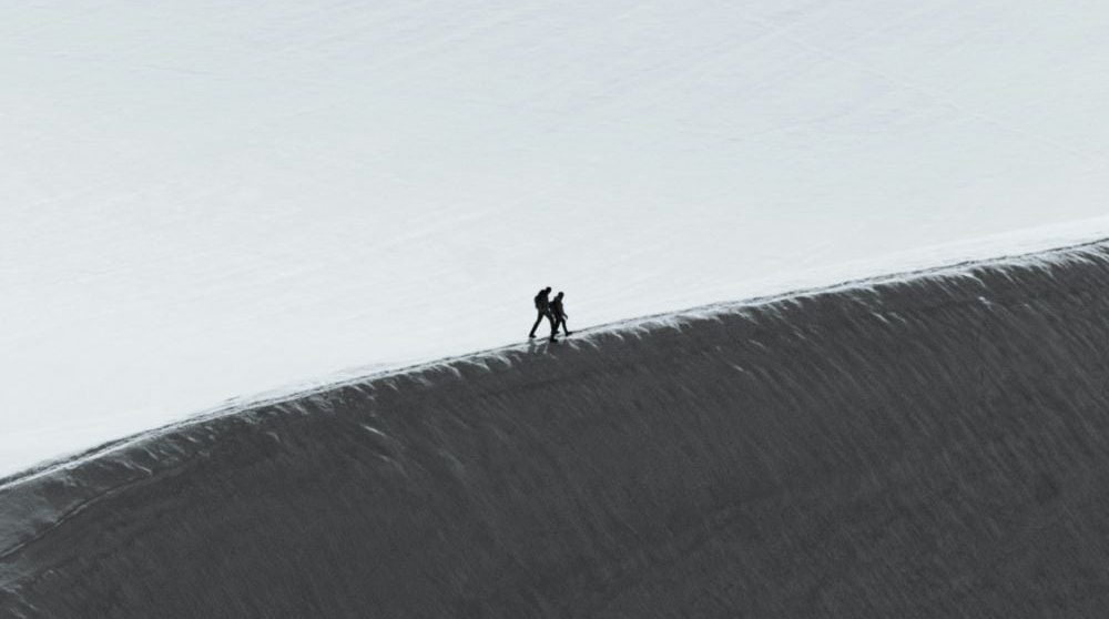 Dos personas en la cima de una montaña (Mathis Belloncle/Unsplash).