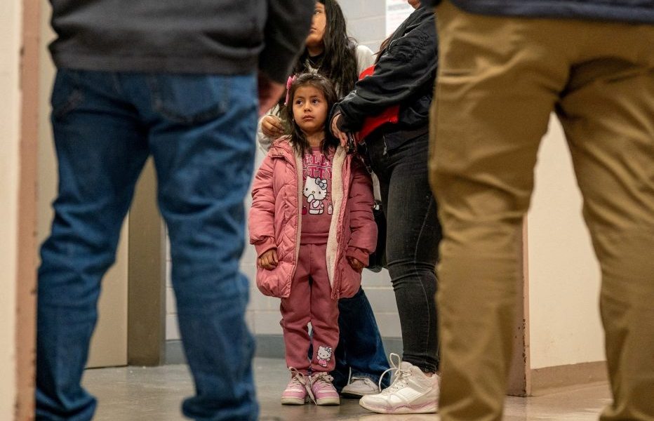 La familia de un migrante detenido habla con los funcionarios de inmigración en un intento por obtener información en un tribunal de inmigración de Estados Unidos en el distrito de Manhattan de la ciudad de Nueva York, el 16 de enero de 2026. (OSV News/David “Dee” Delgado, Reuters)