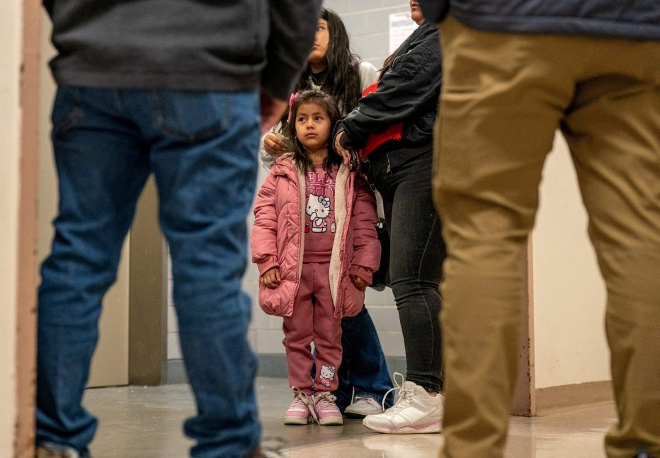 La familia de un migrante detenido habla con los funcionarios de inmigración en un intento por obtener información en un tribunal de inmigración de Estados Unidos en el distrito de Manhattan de la ciudad de Nueva York, el 16 de enero de 2026. (OSV News/David “Dee” Delgado, Reuters)