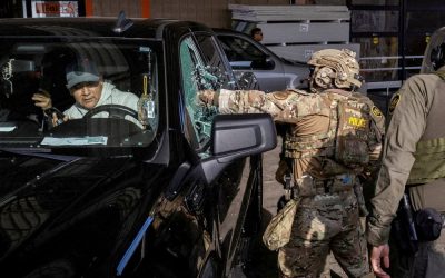 Un agente federal estadounidense rompe la ventanilla de un automóvil mientras intenta detener a un hombre durante una redada de inmigración en Chicago (Estados Unidos), el 17 de diciembre de 2025. En la ventanilla del conductor se puede ver una imagen de María y el Niño Jesús. El 20 de febrero de 2026, el obispo Brendan J. Cahill, presidente del Comité de Migración de los obispos católicos de Estados Unidos, condenó el plan de la administración Trump de adquirir ocho megacentros de detención para el internamiento masivo de inmigrantes, incluidas familias, a los que quiere deportar. (Foto de OSV/Jim Vondruska, Reuters)