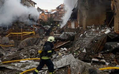 Bomberos trabajan en el lugar donde se encuentra un edificio residencial impactado durante los ataques con drones y misiles rusos en Kiev, Ucrania, el 22 de febrero de 2026. (OSV News/Valentyn Ogirenko, Reuters)