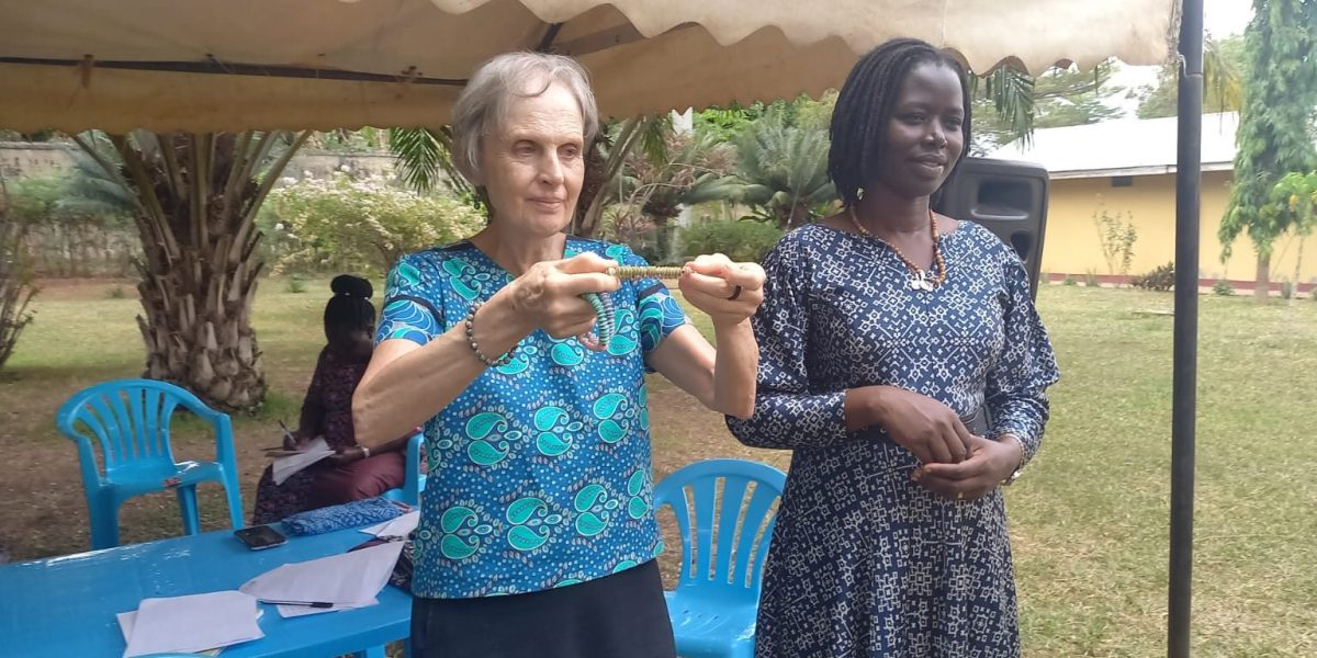 La Misionera Laica Maryknoll Joanne Blaney (izquierda) imparte un curso sobre superación del trauma y resolución no violenta de conflictos en el norte de Uganda. Immaculate Adong (derecha), que tenía 8 años cuando su padre fue asesinado en la masacre de Atiak en 1995, ahora dirige una cooperativa de mujeres y cría a sus cinco hijos.