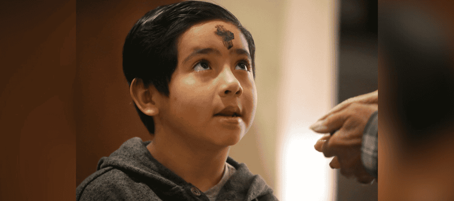 Un niño levanta la vista tras recibir las cenizas y dice «Amén» al ministro eucarístico durante la misa del Miércoles de Ceniza en la iglesia del Sagrado Corazón de Prescott, Arizona, el 5 de marzo de 2025. (OSV News/Bob Roller)