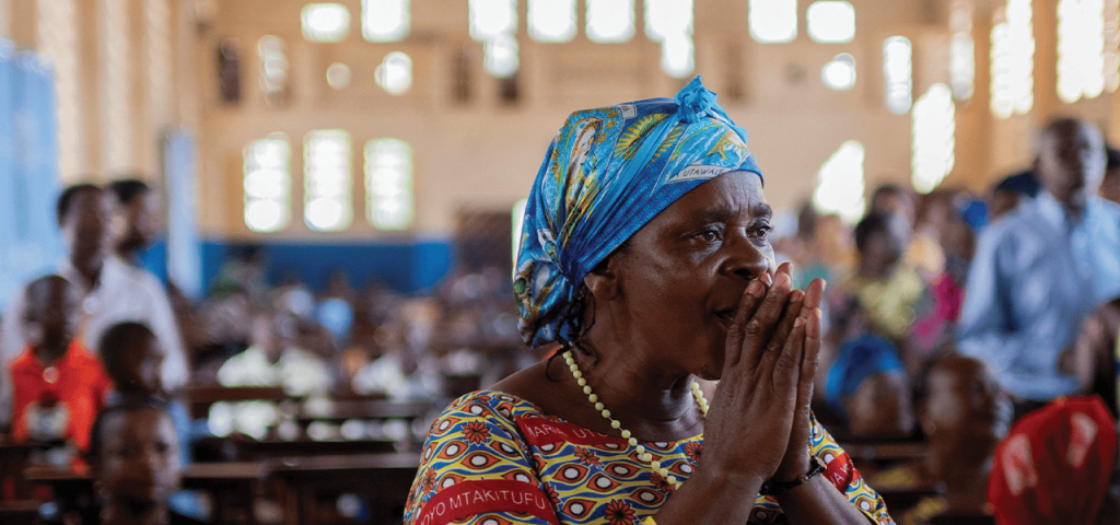 Una mujer reza durante la Misa en una iglesia católica en Uvira, Congo, el 14 de diciembre del 2025, después de que miembros del movimiento Alianza Fleuve Congo AFC-M23 se tomara el pueblo del control de la República Democrática del Congo o FARDC. (OSV News photo/Reuters)