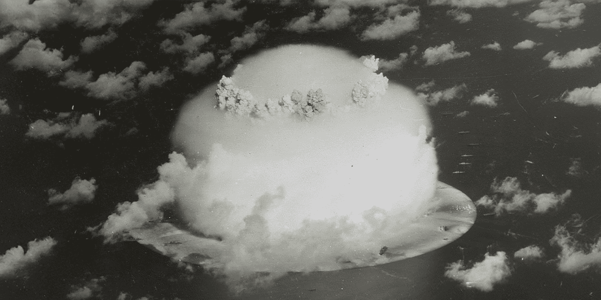 Con barcos debajo, una nube de hongo atómico se expande durante los ensayos nucleares de la operación Crossroads en el Atolón Bikini, Islas Marshall, en este folleto de 1984 de la Biblioteca del Congreso de Estados Unidosl (OSV/U.S.Library of Congress/Handout via Reuters/EE. UU.)