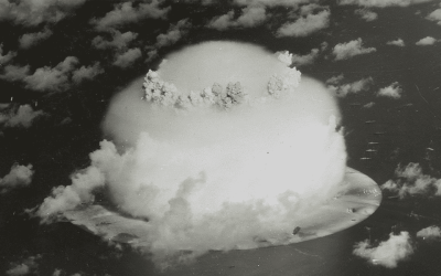 Con barcos debajo, una nube de hongo atómico se expande durante los ensayos nucleares de la operación Crossroads en el Atolón Bikini, Islas Marshall, en este folleto de 1984 de la Biblioteca del Congreso de Estados Unidosl (OSV/U.S.Library of Congress/Handout via Reuters/EE. UU.)