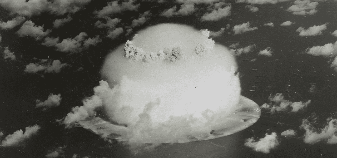 Con barcos debajo, una nube de hongo atómico se expande durante los ensayos nucleares de la operación Crossroads en el Atolón Bikini, Islas Marshall, en este folleto de 1984 de la Biblioteca del Congreso de Estados Unidosl (OSV/U.S.Library of Congress/Handout via Reuters/EE. UU.)