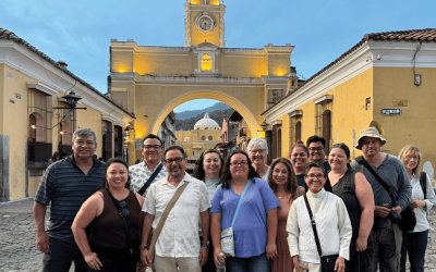 Participantes del viaje de inmersión misionera, incluida Donna Kling Knudson (al centro, con polo blanco y lentes), visitan el Arco de Santa Catalina en la ciudad de Antigua Guatemala. (Leonel Yoque/Guatemala)