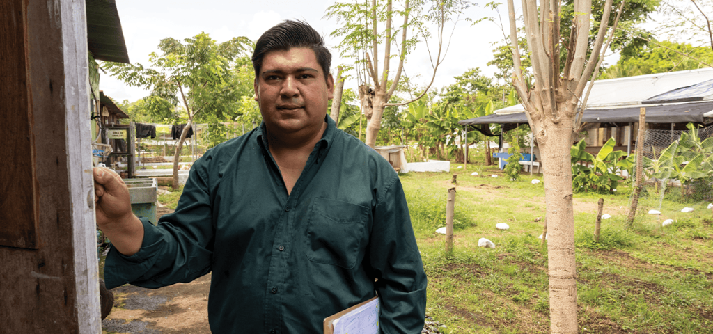 Santos Vásquez Hidalgo, afiliado Maryknoll e ingeniero agrónomo, dirige la ecogranja del Hospicio. (Octavio Durán, OFM/Guatemala)