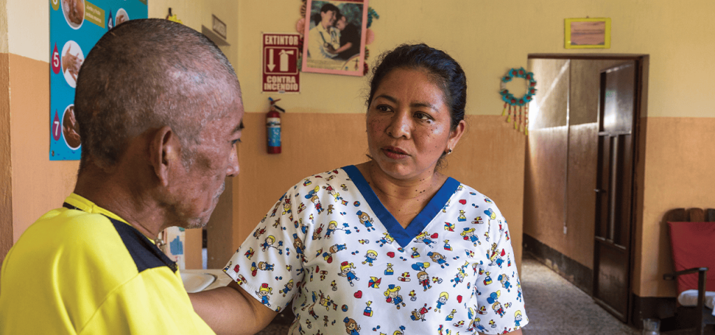 La enfermera Brenda Ambrocio ha trabajado en el Hospicio Santa María en Pajapita, Guatemala, desde que el hospicio abrió sus puertas en el 2006 sirviendo a 400 pacientes desde entonces. (Octavio Durán, OFM/Guatemala)