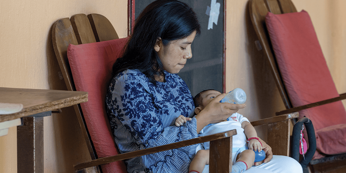 Una madre seropositiva encuentra un hogar para ella y su bebé en un hospicio Maryknoll. (Octavio Durán, OFM/Guatemala)