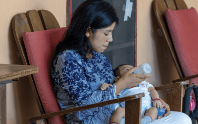 Una madre seropositiva encuentra un hogar para ella y su bebé en un hospicio Maryknoll. (Octavio Durán, OFM/Guatemala)