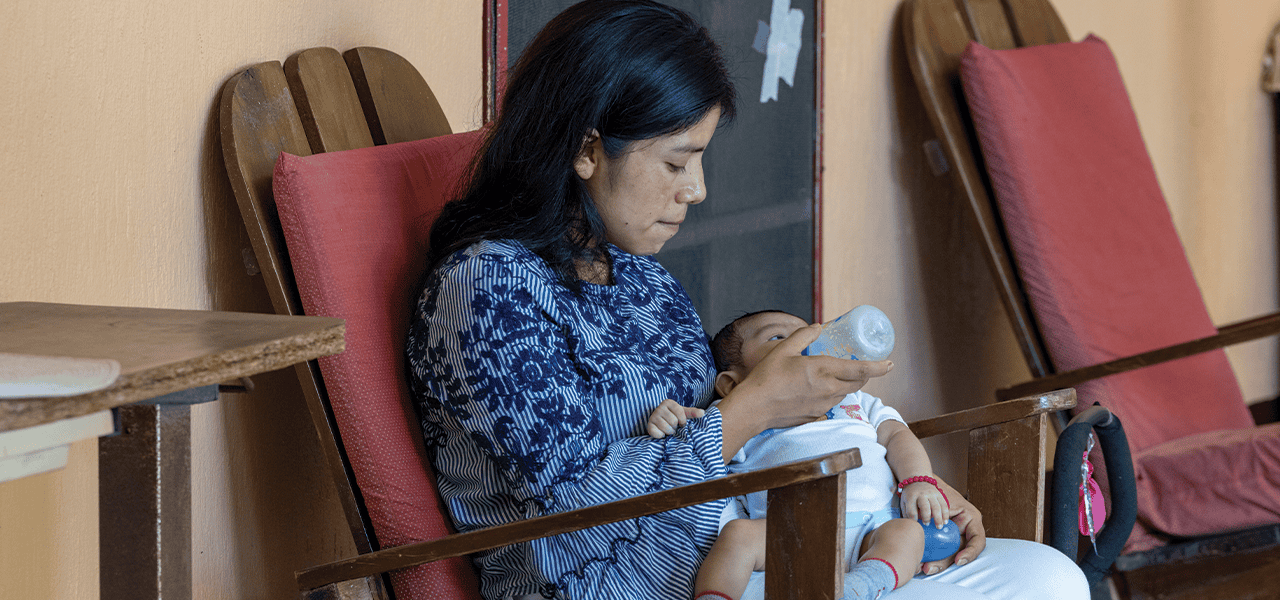Una madre seropositiva encuentra un hogar para ella y su bebé en un hospicio Maryknoll. (Octavio Durán, OFM/Guatemala)
