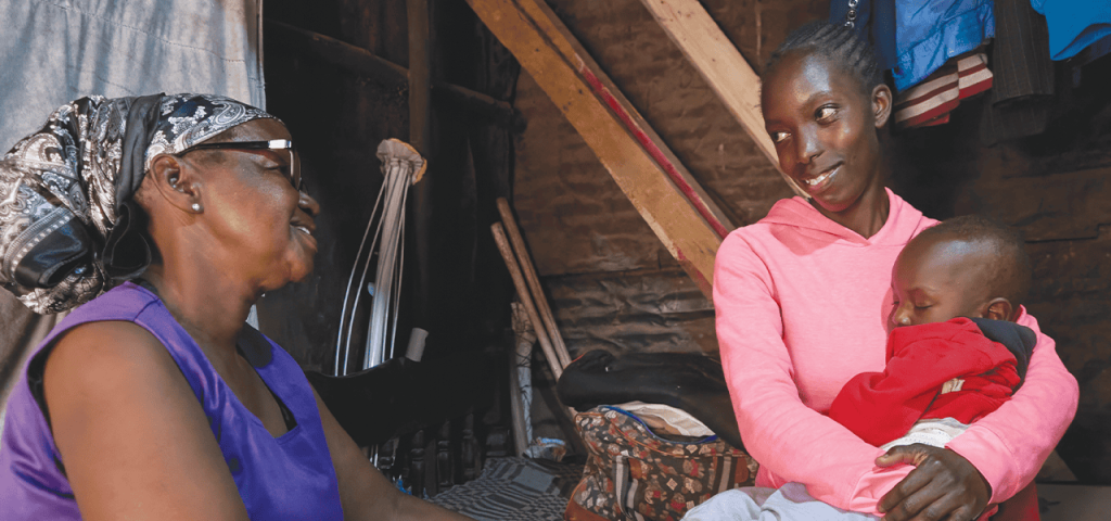 Alice Njoroge, directora general del Programa de Alivio del Sida del Decanato del Este, charla con un cliente. Njoroge dice que 8 de las 14 clínicas de EDARP cerraron por recortes financieros. (Paul Jeffrey/Kenia)