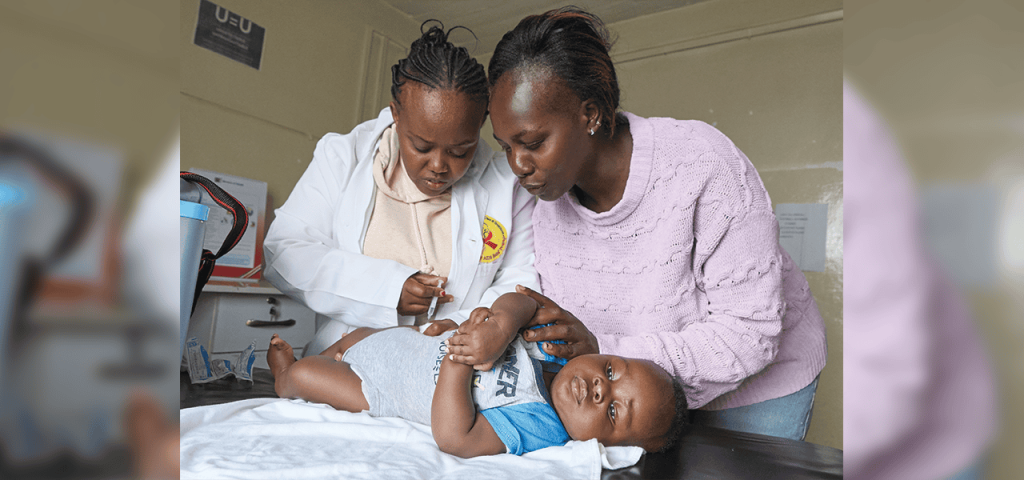 Josephine Kamau visita a Stacy Adhiambo y a su hijo de un año Byalian, quien nació seronegativo. Adhiambo nació seropositiva pero no supo de su condición hasta 2005, tras lo cual empezó tratamiento. (Paul Jeffrey/Kenia)