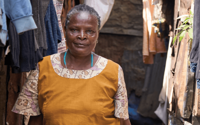 Florence Mwikani camina por un callejón del barrio marginal Mathare en Nairobi, Kenia, donde visita y monitorea a pacientes con sida en su labor como trabajadora de salud comunitaria. (Paul Jeffrey/Kenia)