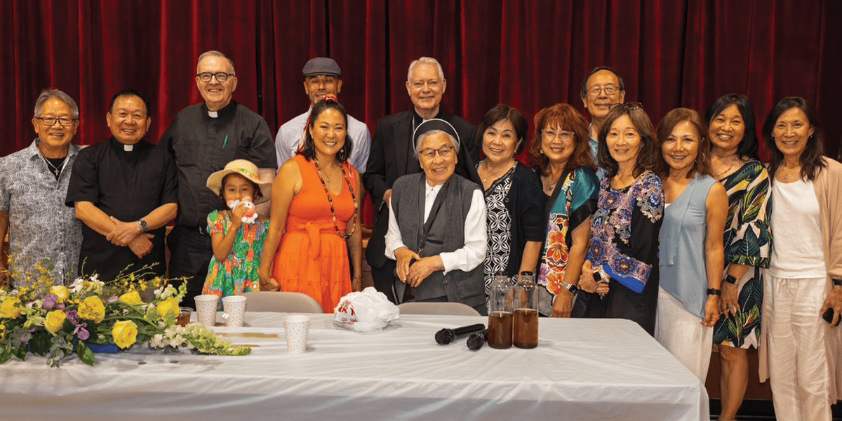 Feligreses de la parroquia St. Francis Xavier en Los Ángeles y el Padre Joseph Donovan (tercero desde la izquierda en la segunda fila) celebran la bendición del mural «Espíritu de nuestras raíces» de Erin Yoshi (de vestido naranja). (Kokawa/EE. UU.)