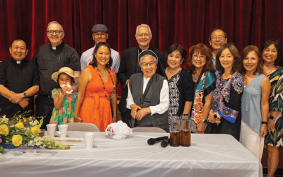 Feligreses de la parroquia St. Francis Xavier en Los Ángeles y el Padre Joseph Donovan (tercero desde la izquierda en la segunda fila) celebran la bendición del mural «Espíritu de nuestras raíces» de Erin Yoshi (de vestido naranja). (Kokawa/EE. UU.)