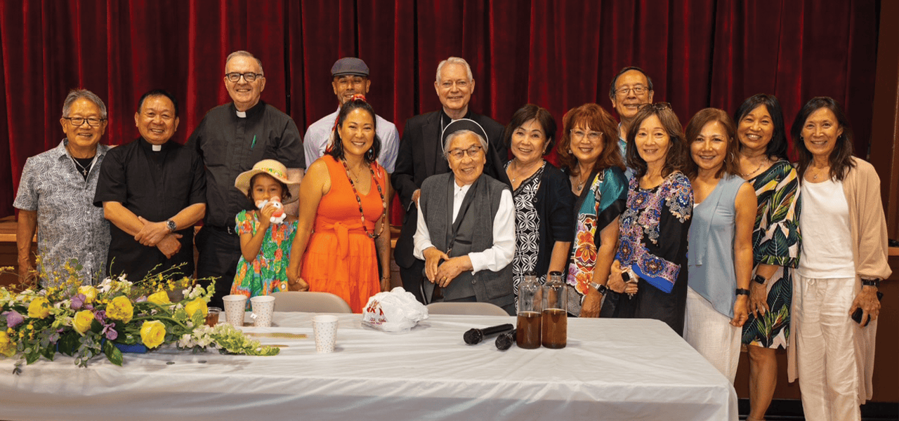 Feligreses de la parroquia St. Francis Xavier en Los Ángeles y el Padre Joseph Donovan (tercero desde la izquierda en la segunda fila) celebran la bendición del mural «Espíritu de nuestras raíces» de Erin Yoshi (de vestido naranja). (Kokawa/EE. UU.)