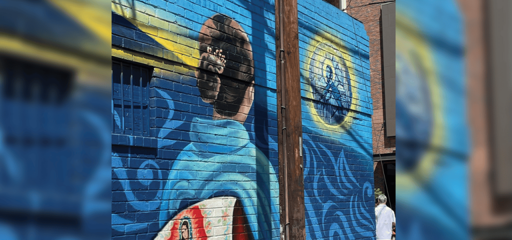 Representación de una mujer en kimono observando a San Francisco Javier de la parroquia Saint Francis Xavier. (Joseph Donovan/EE. UU.)