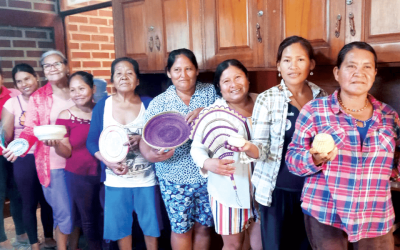 Las mujeres artesanas mojeño-trinitarias de la comunidad Santísima Trinidad en la Amazonía boliviana muestran sus piezas de cestería que venden para sostener sus hogares. (Alejandro Marina, M.M./Bolivia)