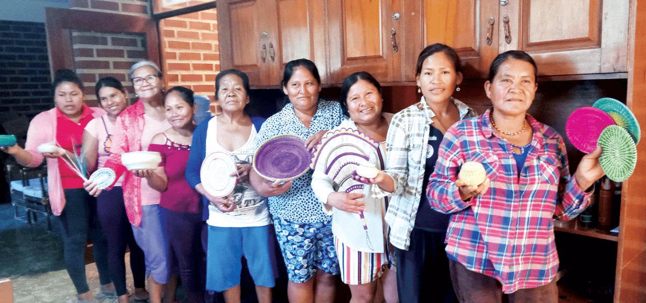 Las mujeres artesanas mojeño-trinitarias de la comunidad Santísima Trinidad en la Amazonía boliviana muestran sus piezas de cestería que venden para sostener sus hogares. (Alejandro Marina, M.M./Bolivia)