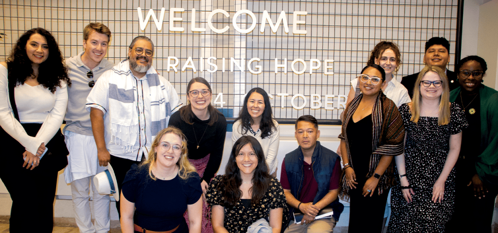 Fila superior (dcha. a izq.): Sarahi Unzueta, Connor Murray, Ray Almanza, Brinkley Johnson, Diana Marin, Luna Stephanie, Kathleen O’Brien, Lauren Pusich, Jesús «Paco» Estrada, Ogechi Akalegbere, (fila inferior, de rodillas) Amanda Judah, Kayla Jacobs y Andrés García. Los jóvenes peregrinos asistieron a una conferencia en la que el Papa León XIV instó a cuidar la Tierra y el medioambiente. (Andrea Moreno-Díaz/Italia)