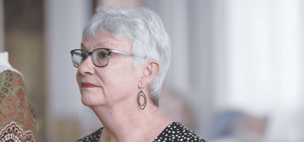 Dorothy Ritter escucha atentamente la liturgia durante la Misa y ceremonia de envío. (José García/EE. UU)