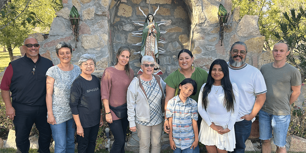 Victor Artaiz, Jana Schiemenz, Maria Corazon Angeles, Susanne Beentjes, Dorothy Ritter, Elizabeth Canales Almanza y Ray Almanza con sus dos hijos Solomon y Sienna, y James Pawlowicz conforman la clase del 2025 de los Misioneros Laicos Maryknoll, la cual tuvo un entrenamiento de orientación de ocho semanas en El Paso, Texas. (Daniel Lizárraga/EE. UU.)
