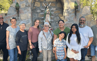 Victor Artaiz, Jana Schiemenz, Maria Corazon Angeles, Susanne Beentjes, Dorothy Ritter, Elizabeth Canales Almanza y Ray Almanza con sus dos hijos Solomon y Sienna, y James Pawlowicz conforman la clase del 2025 de los Misioneros Laicos Maryknoll, la cual tuvo un entrenamiento de orientación de ocho semanas en El Paso, Texas. (Daniel Lizárraga/EE. UU.)