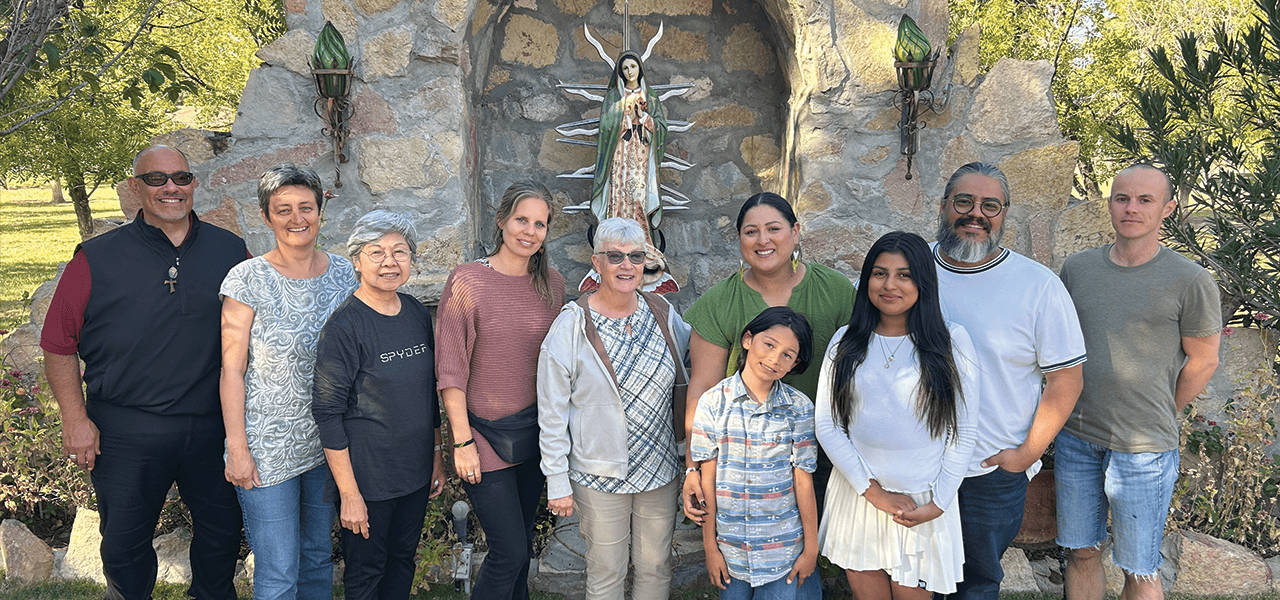 Victor Artaiz, Jana Schiemenz, Maria Corazon Angeles, Susanne Beentjes, Dorothy Ritter, Elizabeth Canales Almanza y Ray Almanza con sus dos hijos Solomon y Sienna, y James Pawlowicz conforman la clase del 2025 de los Misioneros Laicos Maryknoll, la cual tuvo un entrenamiento de orientación de ocho semanas en El Paso, Texas. (Daniel Lizárraga/EE. UU.)