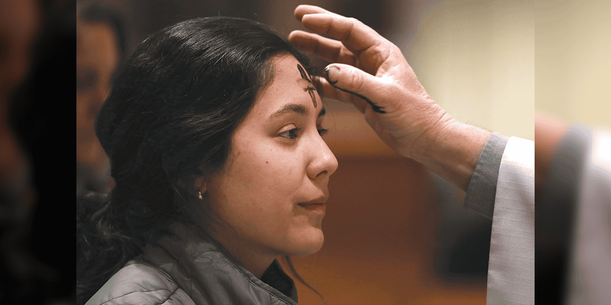 Una joven recibe la imposición de las cenizas en la iglesia Sacred Heart en Prescott, Arizona, al inicio del tiempo cuaresmal en preparación para la Resurrección de Cristo. (OSV News, Bob Roller/EE. UU.)