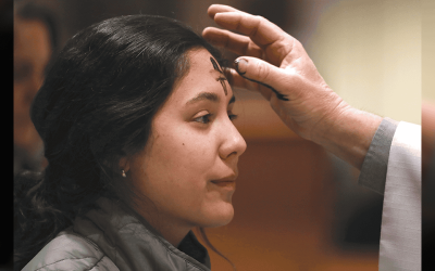 Una joven recibe la imposición de las cenizas en la iglesia Sacred Heart en Prescott, Arizona, al inicio del tiempo cuaresmal en preparación para la Resurrección de Cristo. (OSV News, Bob Roller/EE. UU.)