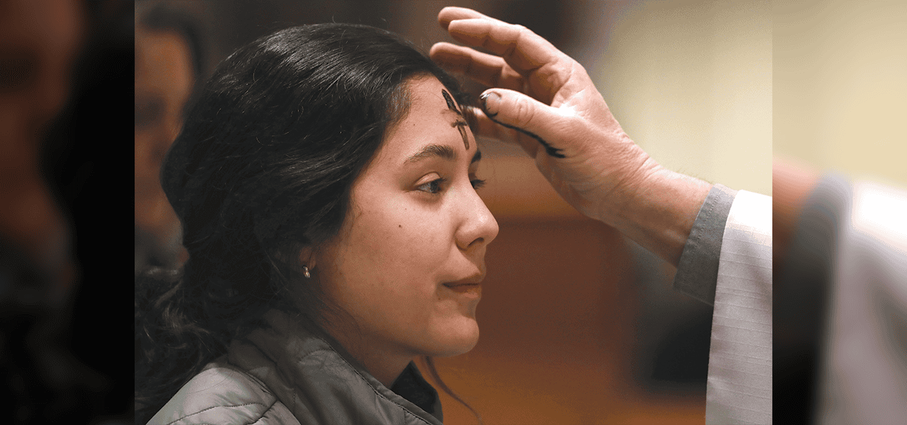 Una joven recibe la imposición de las cenizas en la iglesia Sacred Heart en Prescott, Arizona, al inicio del tiempo cuaresmal en preparación para la Resurrección de Cristo. (OSV News, Bob Roller/EE. UU.)