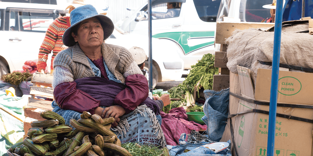 Una mujer vende vegetales en la cancha, un mercado informal en Cochabamba, Bolivia. (Nile Sprague/Bolivia)