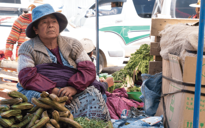 Una mujer vende vegetales en la cancha, un mercado informal en Cochabamba, Bolivia. (Nile Sprague/Bolivia)